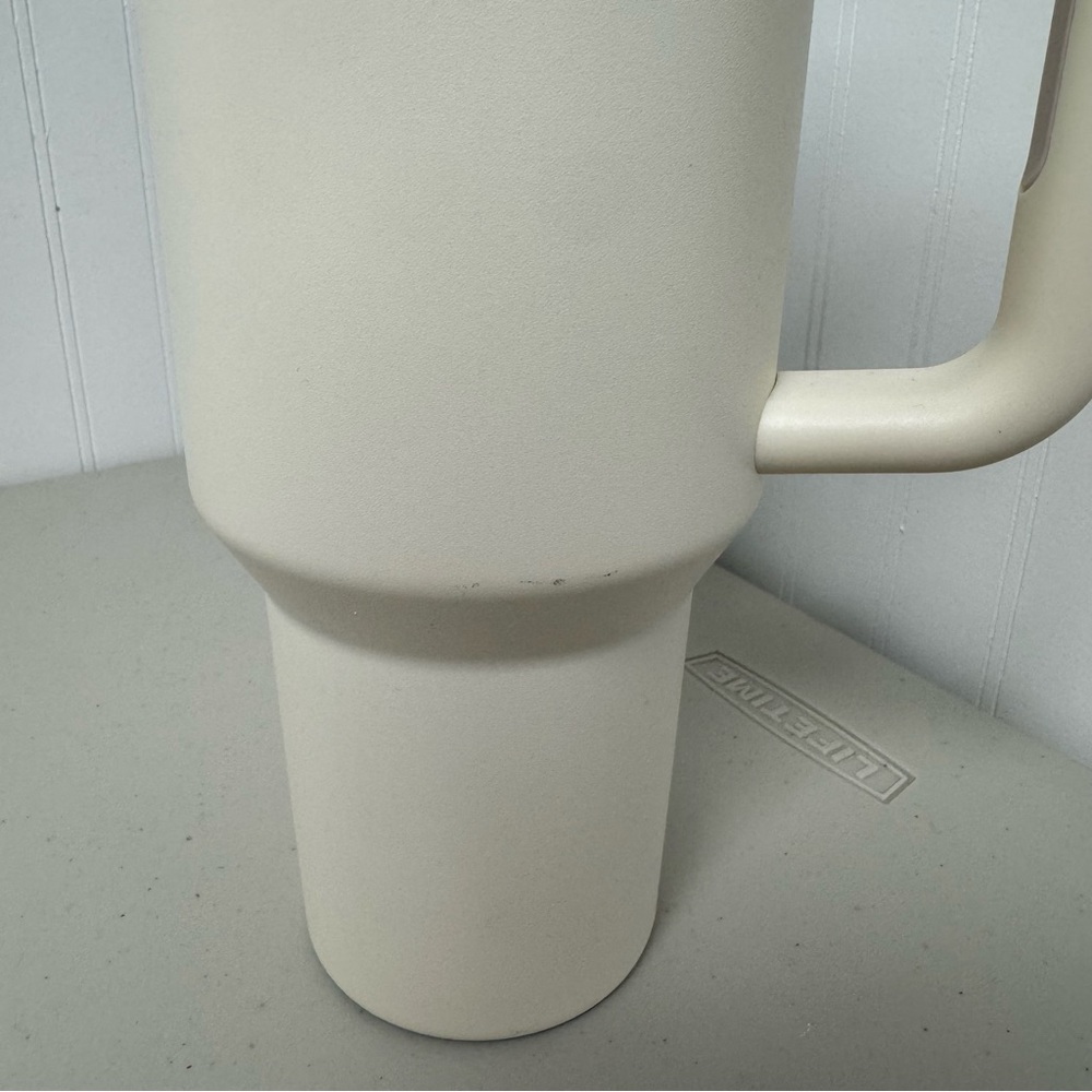 Stanley Cream Insulated Mug - Picture 2 of 6